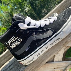 Vans “Cruel World” size 9.5 Excellent Condition